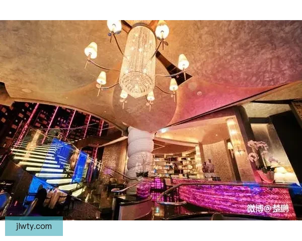 西班牙队美国集结酒店外墙挂满照片